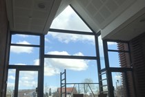 Renovering af Vejen Kunstmuseum, udsyn fra glas mellemgang mod museumspladsen