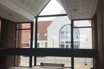 Renovering af Vejen Kunstmuseum, udsyn fra glas mellemgang mod Linnedgade